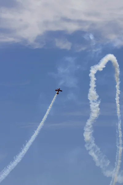 Un aereo che si esibisce in uno spettacolo aereo a Jones Beach — Foto Stock