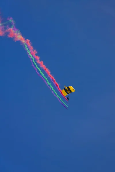 Létající parašutisty na obloze — Stock fotografie