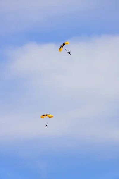 Létající parašutisty na obloze — Stock fotografie