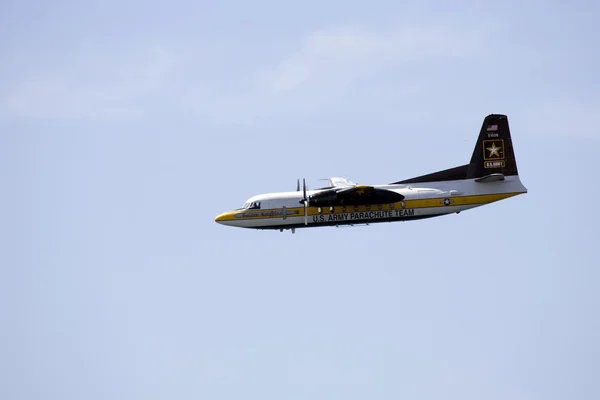 Ένα αεροπλάνο που εκτελεί σε μια αεροπορική επίδειξη στην παραλία Τζόουνς — Φωτογραφία Αρχείου