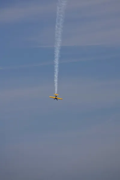 Літак, виконуючи авіашоу на пляжі Джонс — стокове фото