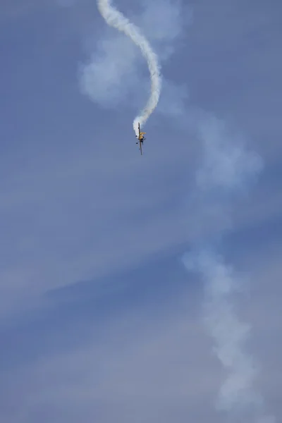 Ein flugzeug bei einer flugshow am jones beach — Stockfoto