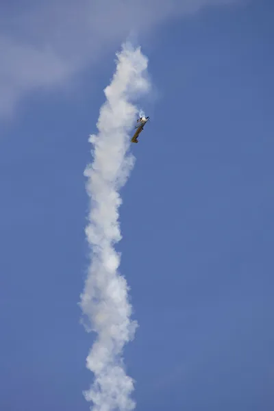 Bir uçak bir hava gösterisi gerçekleştirme — Stok fotoğraf
