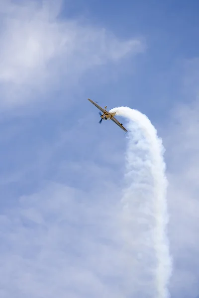 Um avião a actuar num espectáculo aéreo — Fotografia de Stock