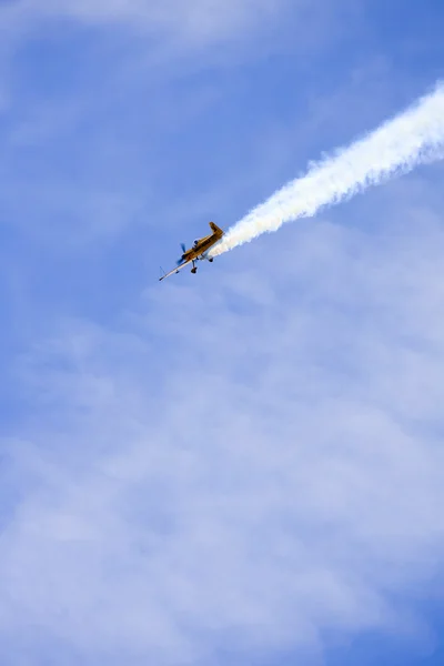 Een vliegtuig uitvoeren in een luchtshow — Stockfoto