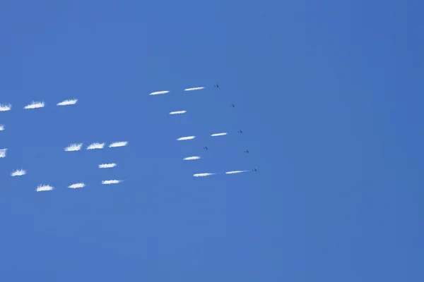 Mehrere Flugzeuge bei einer Flugshow am Strand von Jones — Stockfoto
