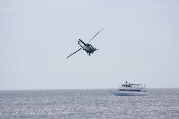 Вертолеты зависают над кораблем — стоковое фото