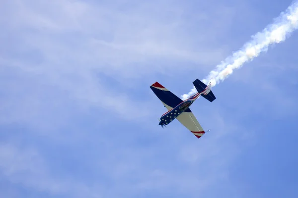 Літак, виконуючи авіашоу на пляжі Джонс — стокове фото
