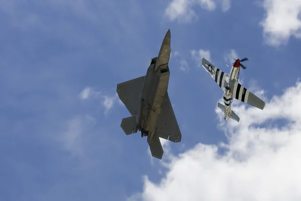 Two planes performing in an air show — Stock Photo, Image