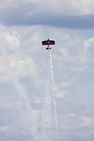 Um avião a actuar num espectáculo aéreo — Fotografia de Stock