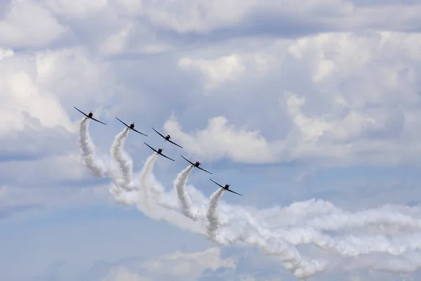 Vários aviões se apresentando em um show aéreo — Fotografia de Stock