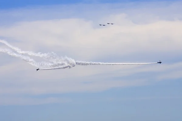 Verschillende vliegtuigen uitvoeren in een luchtshow in het jones beach — Stockfoto