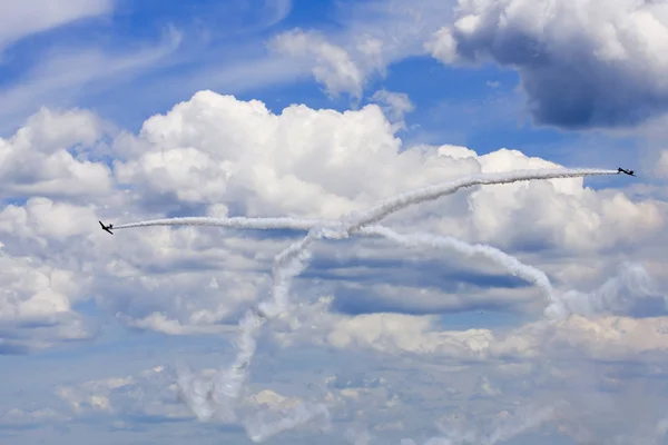 Verschillende vliegtuigen uitvoeren in een luchtshow — Stockfoto