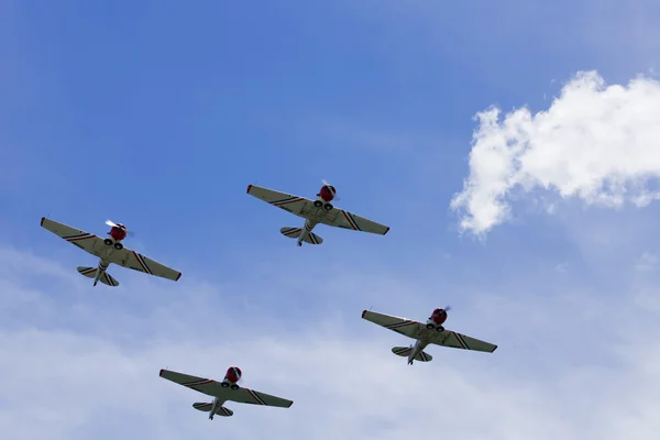 Birkaç uçak jones Plajı'nda bir hava gösterisi gerçekleştirme — Stok fotoğraf