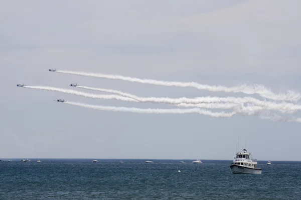 Kilka samolotów wykonujących w air show w jones beach — Zdjęcie stockowe
