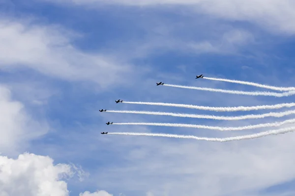 존스 비치에서 에어쇼에서 수행 하는 여러 가지 비행기 — 스톡 사진