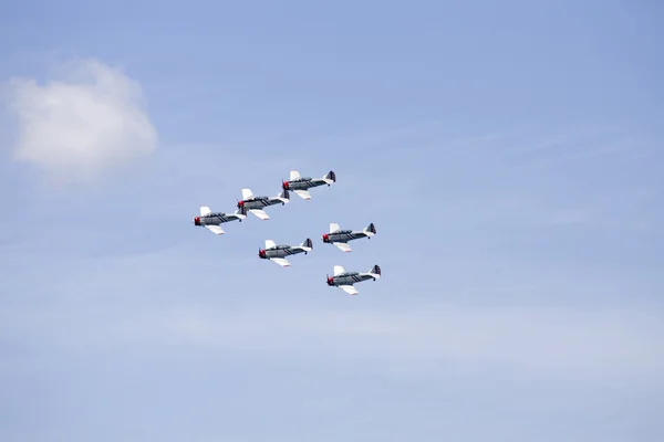 Несколько самолетов, выступающих на авиашоу в Jones Beach — стоковое фото