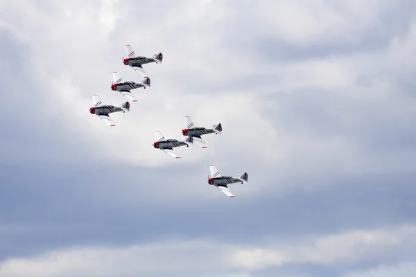 존스 비치에서 에어쇼에서 수행 하는 여러 가지 비행기 — 스톡 사진