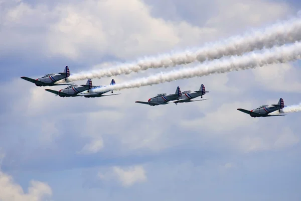 Verschillende vliegtuigen uitvoeren in een luchtshow in het jones beach — Stockfoto