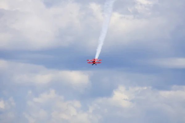 Bir uçak jones Plajı'nda bir hava gösterisi gerçekleştirme — Stok fotoğraf