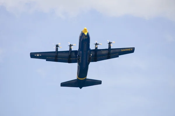 Een vliegtuig uitvoeren in een luchtshow — Stockfoto