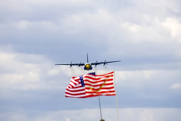 Un avión actuando en un espectáculo aéreo — Foto de Stock