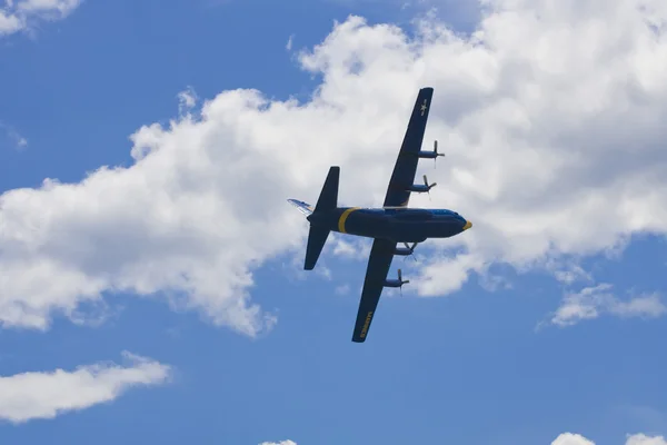 Un avión actuando en un espectáculo aéreo —  Fotos de Stock