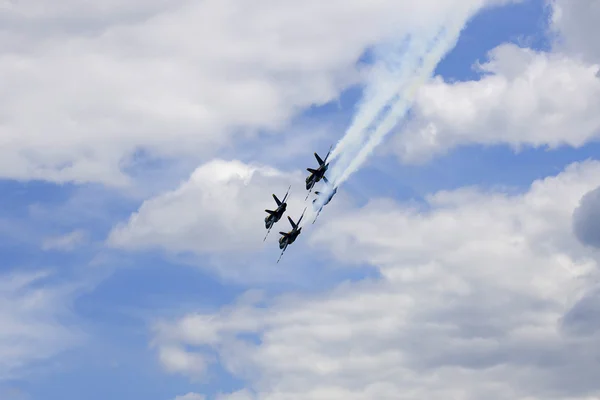 Kilka samolotów wykonujących w air show w jones beach — Zdjęcie stockowe