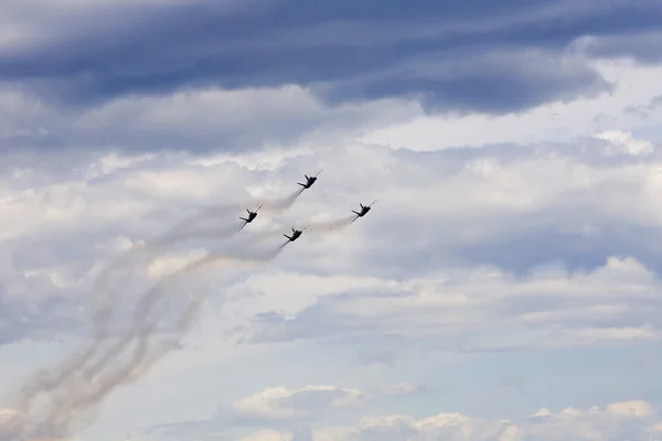 Diversi aerei che si esibiscono in uno spettacolo aereo a Jones Beach — Foto Stock