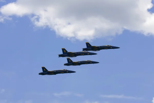 Blue Angels Voar em formação apertada — Fotografia de Stock