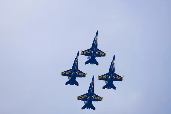 Μπλε άγγελοι πετούν σε στενό σχηματισμό — Φωτογραφία Αρχείου