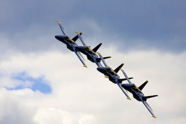 Angeli blu volare in formazione stretta — Foto Stock