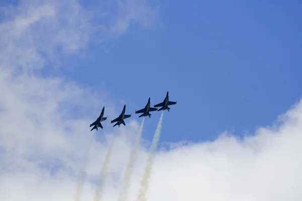 Angeli blu volare in formazione stretta — Foto Stock