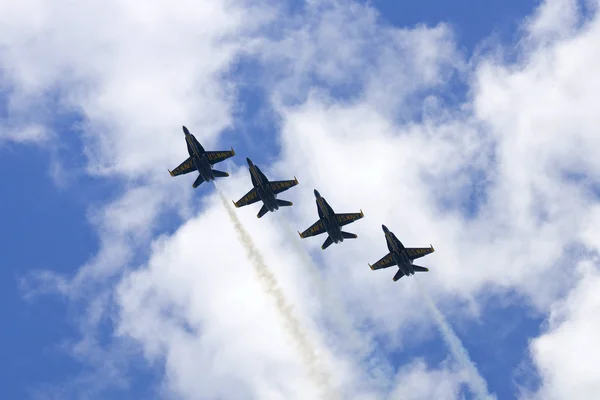 Blue Angels volent en formation serrée — Photo