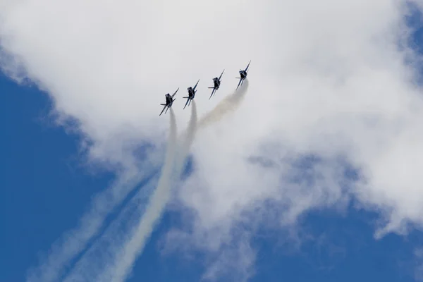 Blaue Engel fliegen in straffer Formation — Stockfoto