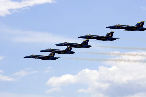 Blue Angels volent en formation serrée — Photo