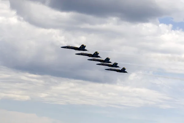 Blaue Engel fliegen in straffer Formation — Stockfoto