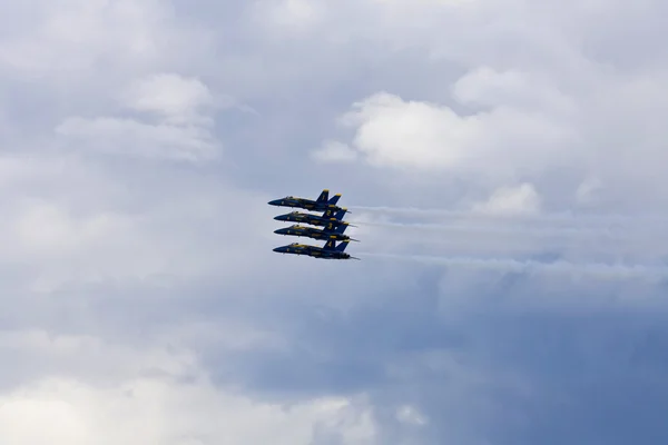 Blue Angels Voar em formação apertada — Fotografia de Stock