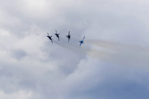 Blue angels vliegen in strakke formatie — Stockfoto