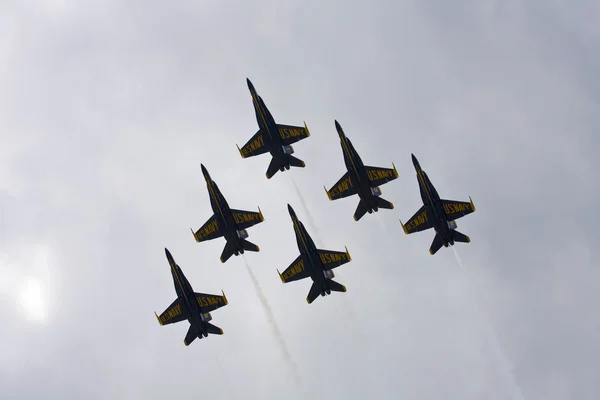Blue angels létat v těsné formaci — Stock fotografie