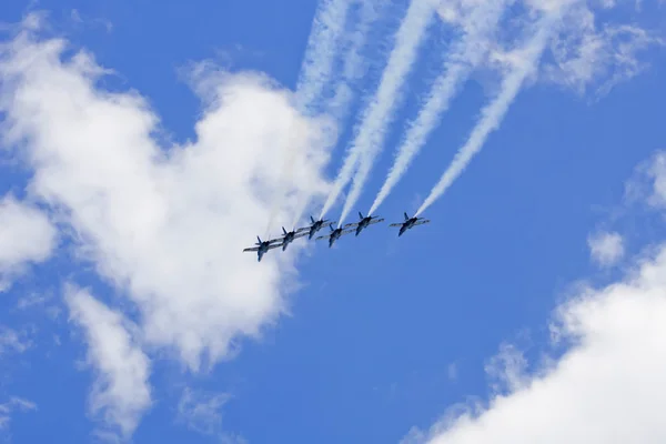 Μπλε άγγελοι πετούν σε στενό σχηματισμό — Φωτογραφία Αρχείου
