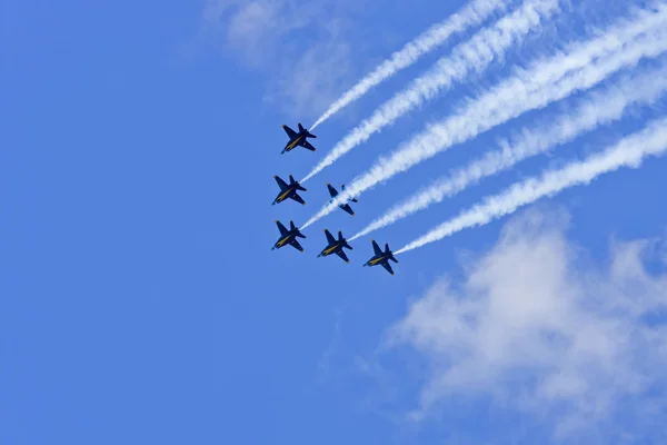Blue angels vliegen in strakke formatie — Stockfoto