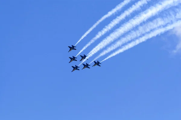 Los ángeles azules vuelan en formación apretada — Foto de Stock