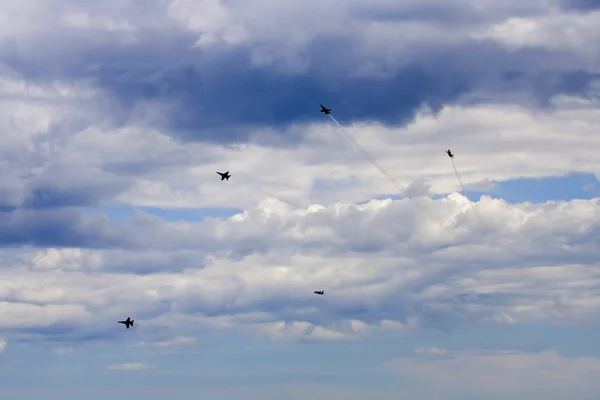 Birkaç uçak jones Plajı'nda bir hava gösterisi gerçekleştirme — Stok fotoğraf