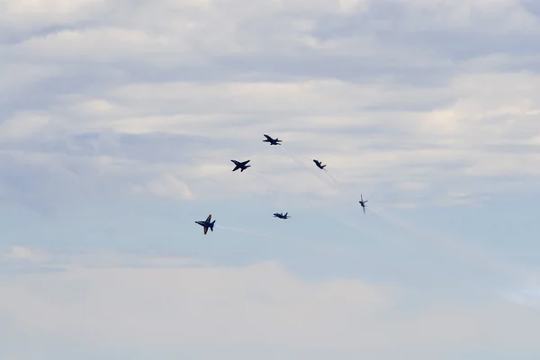 Blå änglar flyger i tät formation — Stockfoto