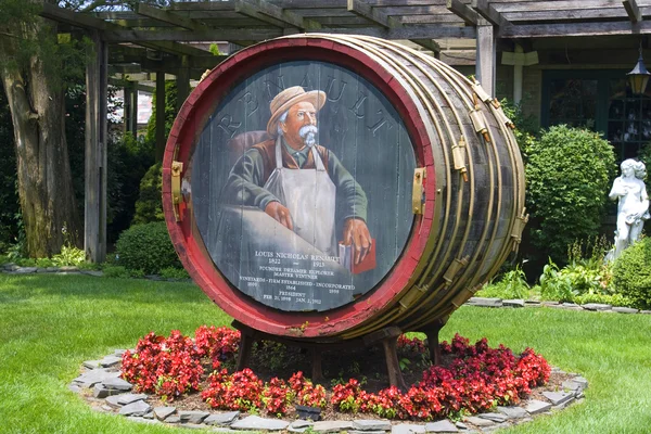Eski şarap. şarap mahzeni şarap varil — Stok fotoğraf