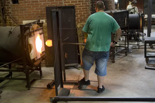 Glass furnace. Glass Blower at Work — Stock Photo, Image