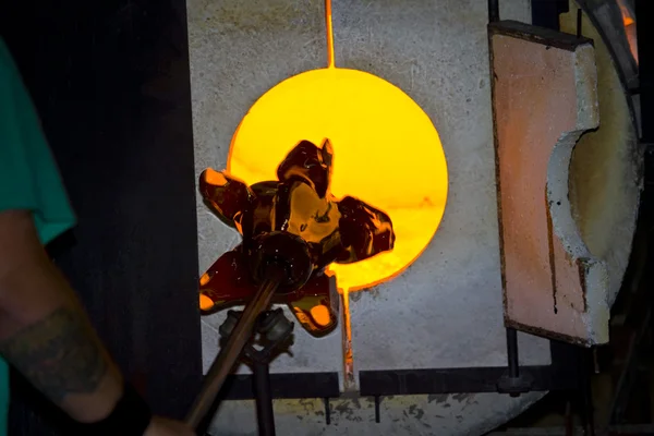 Glass furnace. Glass Blower at Work — Stock Photo, Image