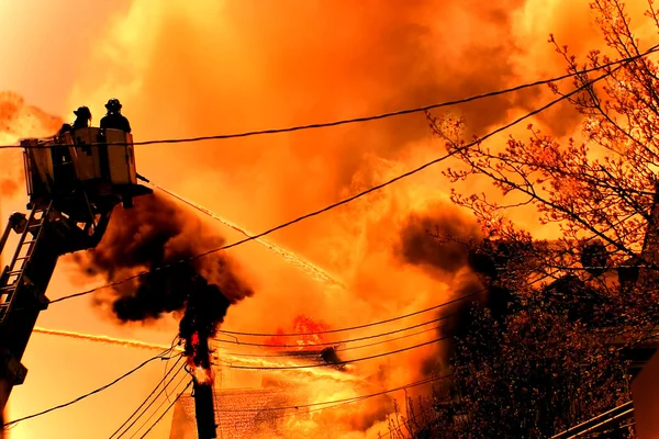 Obrovský požár s hasiči v akci — Stock fotografie