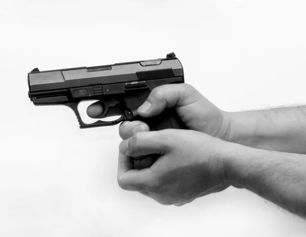 Pistol i handen — Stockfoto